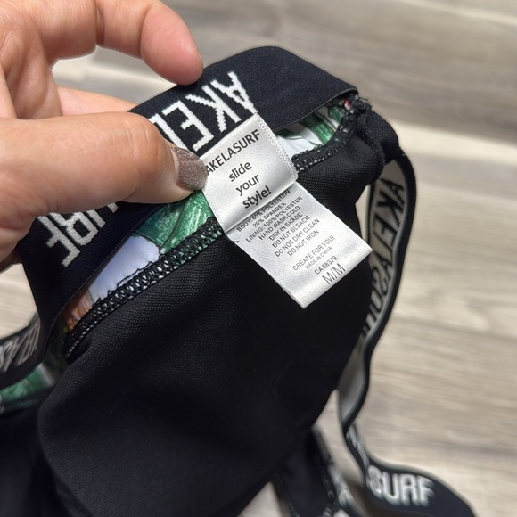 Akelasurf skull and tropical sports bra size medium - Picture 9 of 9